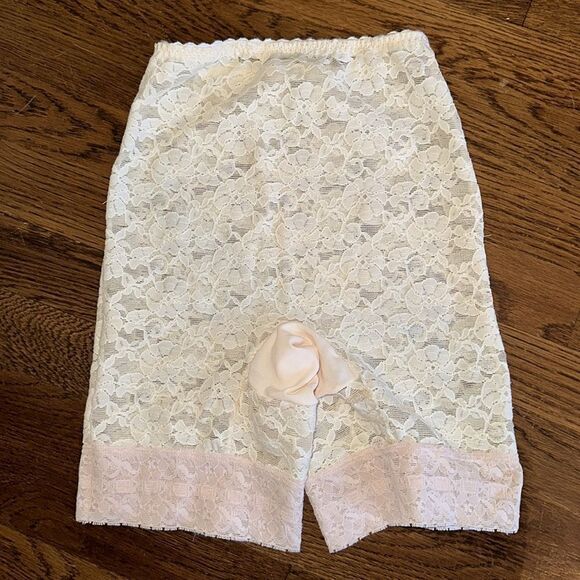 Vintage 50s or 60s cream & pink floral elastic girdle - Picture 2 of 7